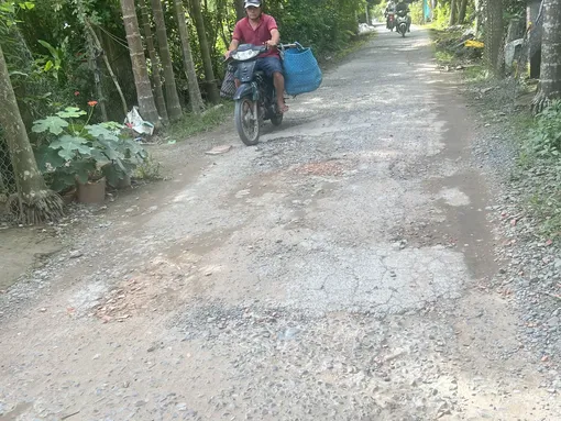 Đường xuống cấp, đi lại khó khăn