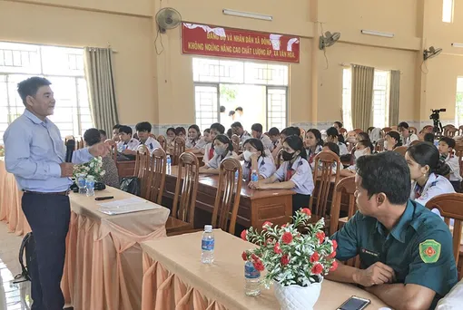 Tuyên truyền, nhắc nhở học sinh tham gia giao thông an toàn