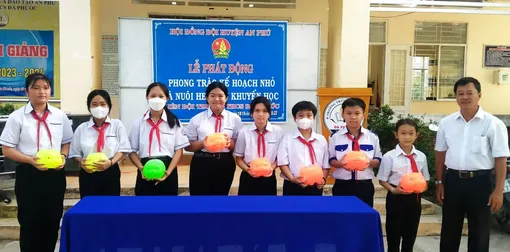 Thầy giáo dân tộc Chăm hết lòng vì học sinh khó khăn