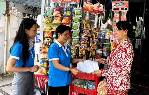 Phụ nữ tích cực tham gia đảm bảo an toàn giao thông