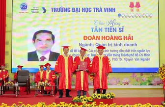 Lấy bằng tiến sĩ ở tuổi 73