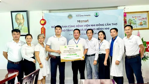 Văn phòng Đoàn đại biểu Quốc hội và HĐND TP Cần Thơ tặng quà bệnh nhi có hoàn cảnh khó khăn