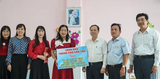Tăng cường chăm lo, hỗ trợ học sinh khó khăn đến trường vào năm học mới