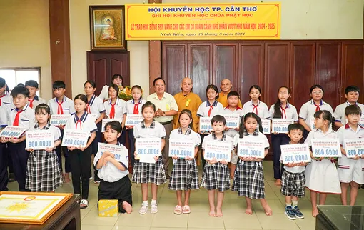 125 học sinh nghèo hiếu học nhận học bổng Sen Vàng