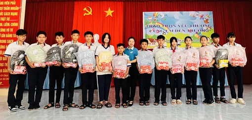 Trao 550 phần quà tặng con em hội viên phụ nữ có hoàn cảnh khó khăn