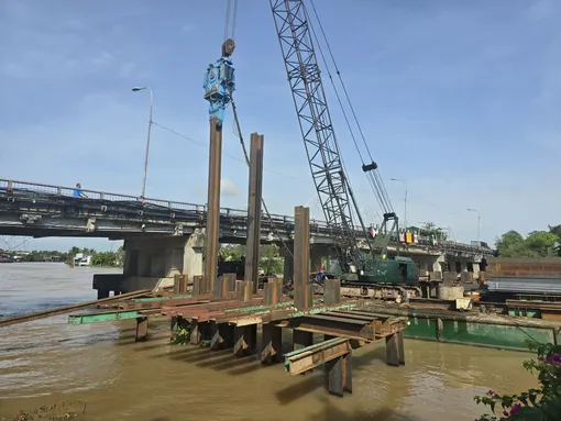 Đẩy nhanh tiến độ giải phóng mặt bằng, thi công các cầu thuộc Dự án nâng cao tĩnh không các cầu đường bộ cắt qua tuyến đường thủy nội địa Quốc gia