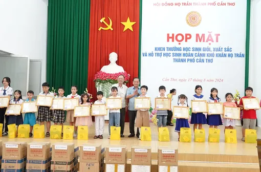 Hội đồng Họ Trần TP Cần Thơ khen thưởng học sinh
xuất sắc, giỏi và hỗ trợ học sinh có hoàn cảnh khó khăn