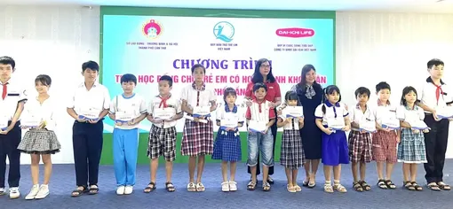 Trao 100 suất học bổng tặng trẻ em có hoàn cảnh khó khăn