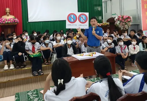Nhiều đội hình tuyên truyền văn hóa giao thông