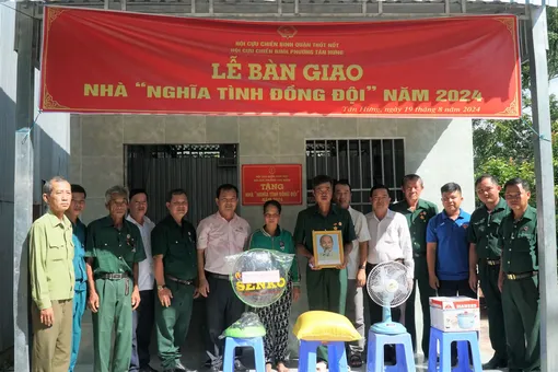 Bàn giao Nhà nghĩa tình đồng đội cho 2 cựu chiến binh có hoàn cảnh khó khăn