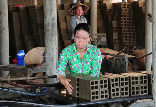 Những “bóng hồng” nhọc nhằn ở “vương quốc gạch, gốm”