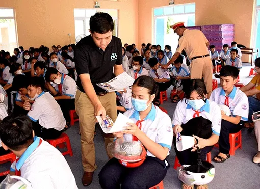 Trang bị kiến thức an toàn giao thông cho thanh, thiếu niên và học sinh