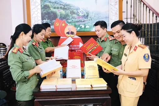 Công an TP Cần Thơ phối hợp trưng bày sách của cố Tổng Bí thư Nguyễn Phú Trọng