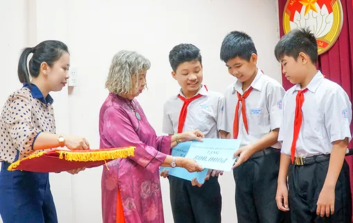 Trao học bổng Hội Rhône - Mékong (Pháp) đến học sinh vượt khó, học tốt