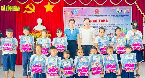 Tặng 100 phần quà cho học sinh hiếu học vượt khó