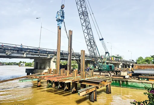 Cần đẩy nhanh tiến độ giải phóng mặt bằng xây dựng, nâng cao tĩnh không các cầu