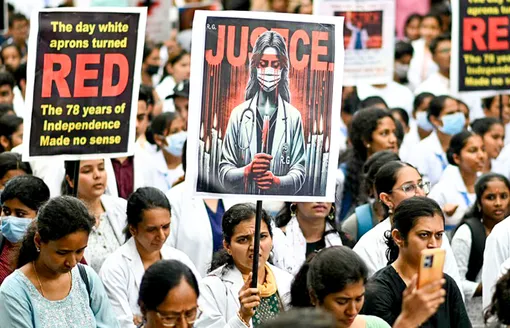 Nỗi bất an của các nữ nhân viên y tế Ấn Độ