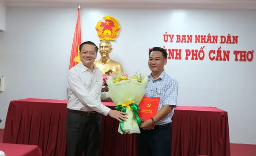 Trao quyết định bổ nhiệm Phó Giám đốc Sở Tài nguyên và Môi trường TP Cần Thơ