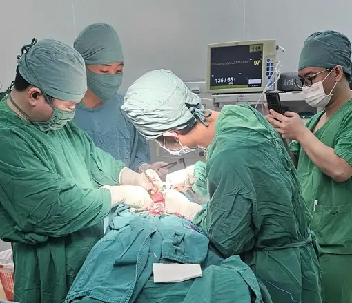 Bị chó cắn, cụ ông 71 tuổi nhập viện tái tạo mũi