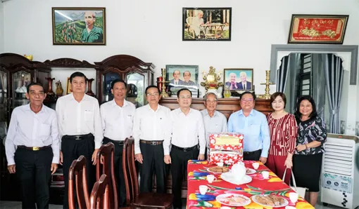 Lãnh đạo Thành ủy, HĐND, UBND thành phố thăm các gia đình chính sách