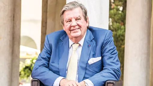 “Ông trùm” hàng xa xỉ Nam Phi trở thành người giàu nhất châu Phi