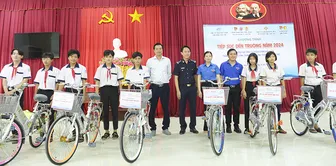 Tiếp sức học sinh có hoàn cảnh khó khăn vững bước đến trường