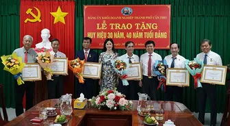 Trao Huy hiệu Ðảng cho 6 đảng viên trong các doanh nghiệp