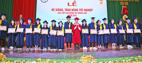 Trao bằng tốt nghiệp cho 972 học sinh, sinh viên