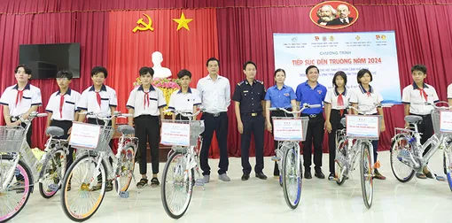 Tiếp sức học sinh có hoàn cảnh khó khăn vững bước đến trường