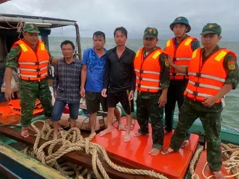 Kiên Giang: Cứu hộ an toàn 3 thuyền viên bị chìm sà lan gần đảo Hòn Tre