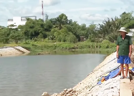 Rạch Bà Bộ bị ngăn dòng, người dân thiếu nước tưới hoa kiểng