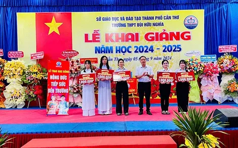 Công ty TNHH Hồng Đức trao 160 suất học bổng “Hồng Đức tiếp sức đến trường”