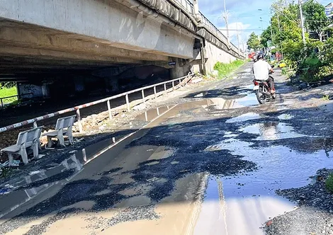 Ðường dân sinh cầu Hưng Lợi xuống cấp nghiêm trọng