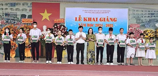 Báo Cần Thơ phối hợp Vietcombank “Tiếp sức đến trường” 50 học sinh có hoàn cảnh khó khăn