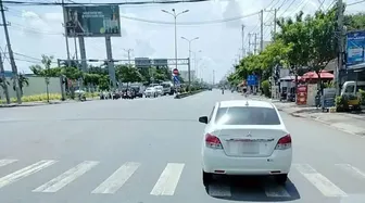 “Vô tư” dừng xe trên vạch dành cho người đi bộ băng qua đường