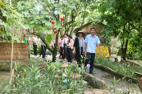 Nông dân làm du lịch