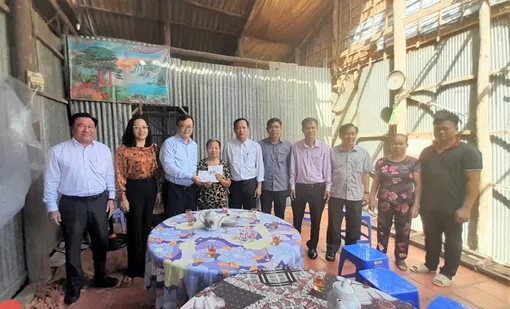 Thăm và trao tiền hỗ trợ gia đình bị ảnh hưởng bởi giông lốc