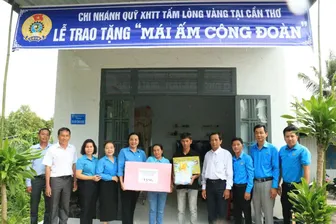 Trao tặng Mái ấm Công đoàn