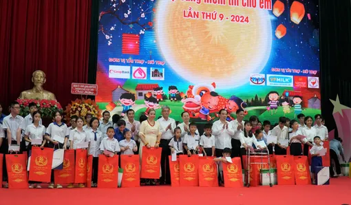 Tặng quà trẻ khuyết tật ở trong và ngoài TP Cần Thơ