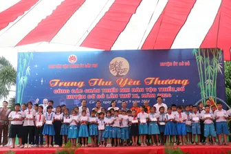 “Trung thu yêu thương” đến với thiếu nhi huyện Cờ Đỏ