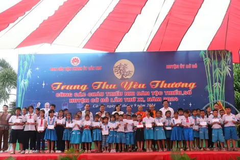 “Trung thu yêu thương” đến với thiếu nhi huyện Cờ Đỏ