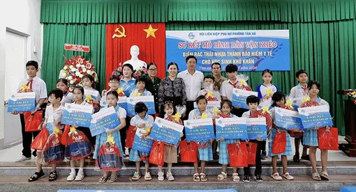 Biến rác thải nhựa thành bảo hiểm y tế tặng học sinh