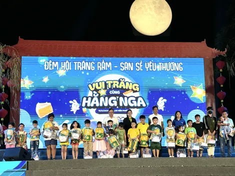 Hàng ngàn thiếu nhi tham gia “Đêm hội trăng rằm - San sẻ yêu thương”