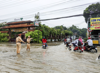 Công an TP Cần Thơ hỗ trợ người dân ứng phó triều cường