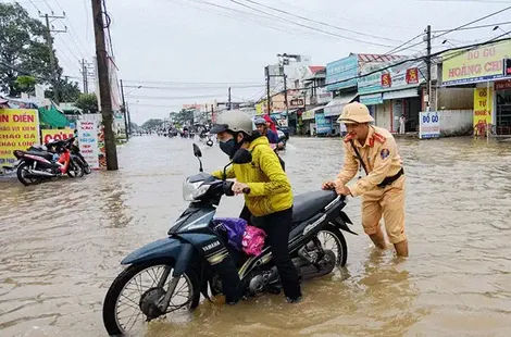 Công an TP Cần Thơ hỗ trợ người dân ứng phó triều cường