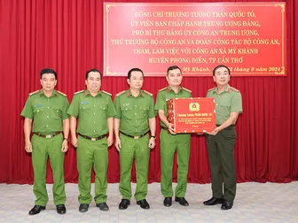 Thứ trưởng Trần Quốc Tỏ thăm, làm việc với công an xã, phường tại TP Cần Thơ