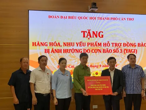 Đoàn Đại biểu Quốc hội TP Cần Thơ trao hàng hóa, 
nhu yếu phẩm hỗ trợ đồng bào bị thiên tai ở tỉnh Lào Cai