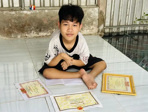 Nghị lực của cậu bé dị tật nuôi ước mơ vào đại học Nghị lực của cậu bé dị tật nuôi ước mơ vào đại học