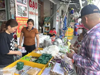 Mua đặc sản vùng miền trên "phố"