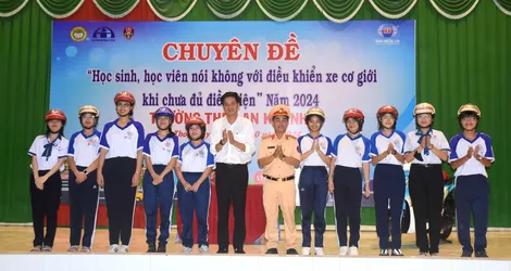 Học sinh nói không với điều khiển xe cơ giới khi chưa đủ điều kiện